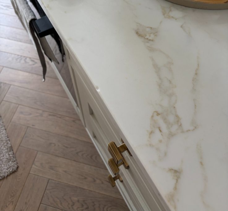Before repair: chipped quartz edge This is a quartz worktop with a large piece of the edge missing. This was caused by a large pan being dropped on the surface.