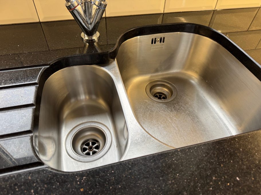 After repair: resealed undermounted sink Undermounted bowl for worktop.