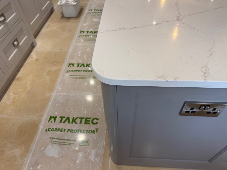 After repair: reshaped quartz island corner Carerra white quartz island bar. Finished repair. Curved corner on the quartz was repaired witn a matching colour rein to match the surface.