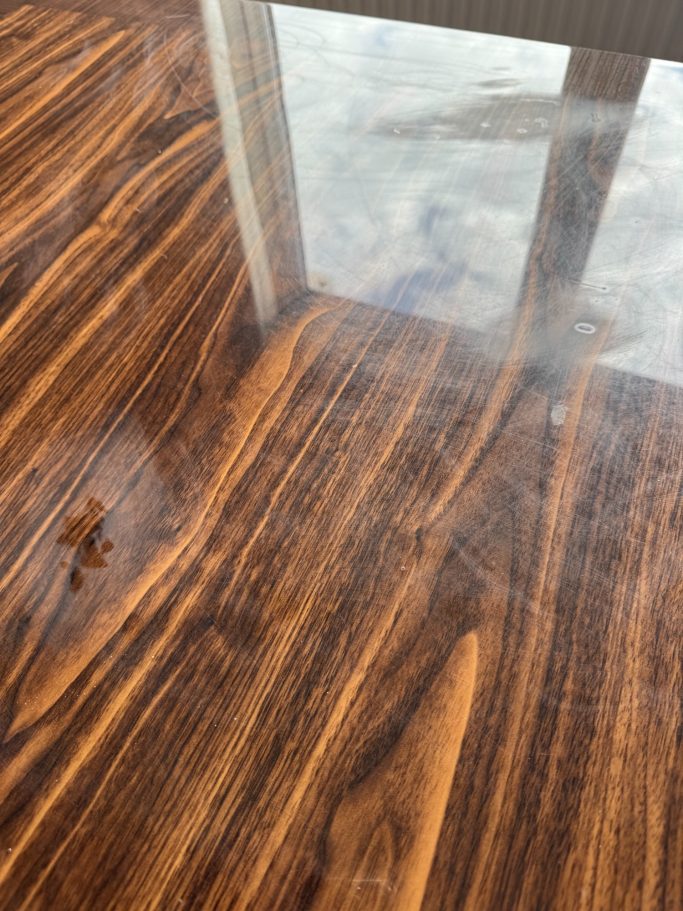 Before restoration: scratched resin dining table Wood effect dining table made in resin, the top is scratched and misty, this needs completely polishing.