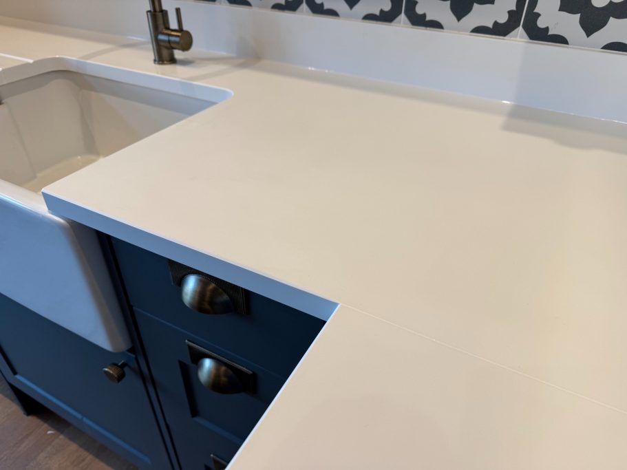 After restoration: polished white quartz surface Picture of a white quartz worktop fully repolished on the surface bringing it back to its pure white look.